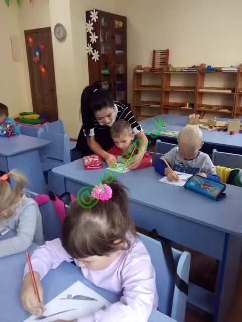 Дети учатся писать в классе