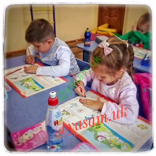Дети на уроке рисования.